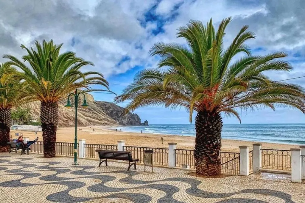 Lovely 2 Bedroom Apartment Including Pool, Stunning Ocean Views & Beach Closeby Luz
