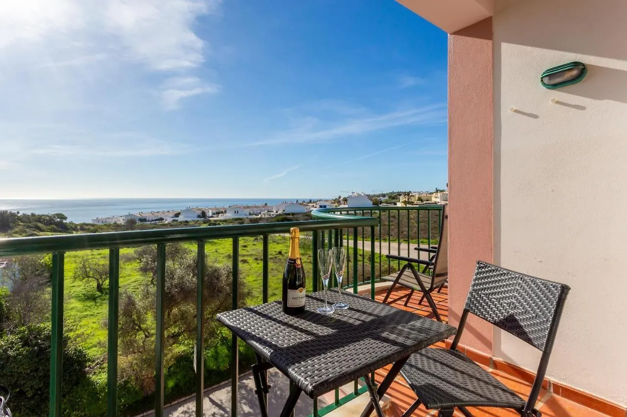 Lovely 2 Bedroom Apartment Including Pool, Stunning Ocean Views & Beach Closeby Luz Portugália