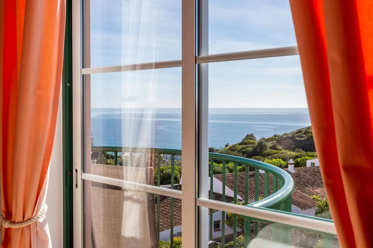 Lovely 2 Bedroom Apartment Including Pool, Stunning Ocean Views & Beach Closeby Luz 0*,